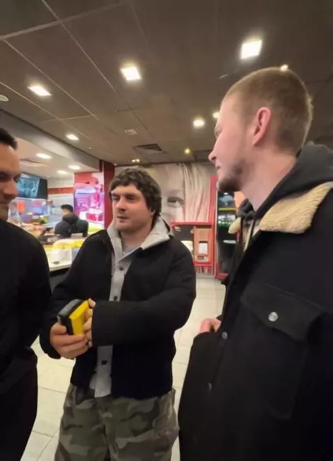 AI Video from prompt: мужчины на фото начинают целоваться, а потом руг