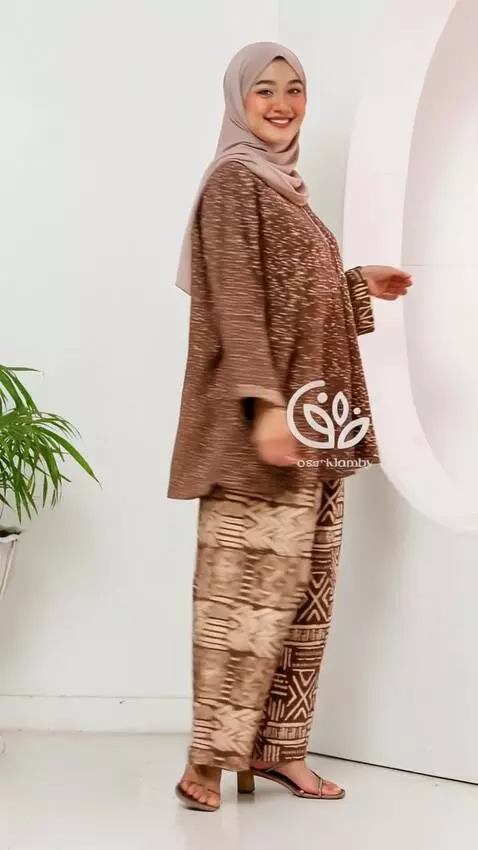 AI Video from prompt: Seorang model wanita sedang melakukan gerakan po