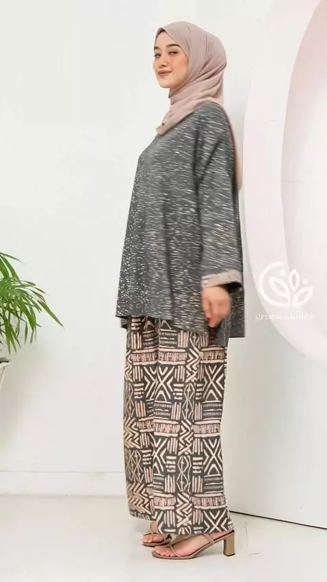 AI Video from prompt: Seorang model wanita sedang melakukan gerakan po