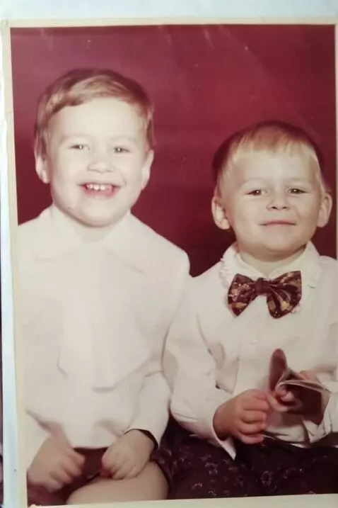 AI Video from prompt: Оживи фотографию,пусть люди на фото улыбаются и 