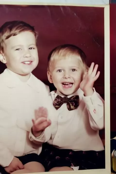 AI Video from prompt: Оживи фотографию,пусть люди на фото улыбаются и 