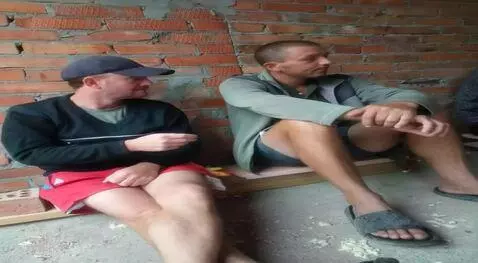 AI Video from prompt: Два аристократа пьют шампанское в подворотне