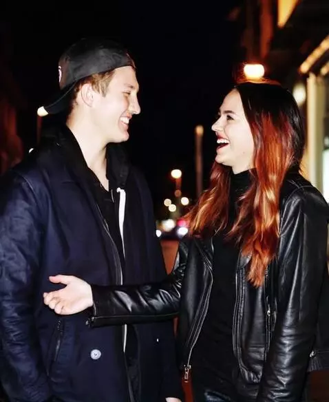 AI Video from prompt: Парень и девушка разговаривают.