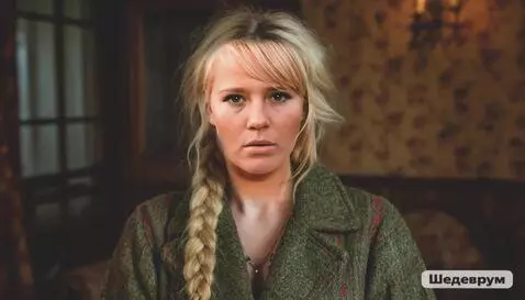 AI Video from prompt: позирует, волосы развеваются от ветра