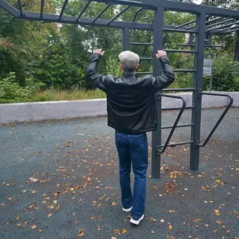 AI Video from prompt: "Photorealistic single‑shot scene based on the p