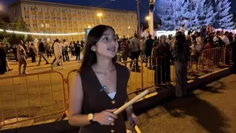 AI Video from prompt: a girl dancing a Mexican dance in a Mexican hat