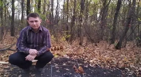 AI Video from prompt: Smokes a newspaper