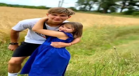 AI Video from prompt: boy hug girl put up her