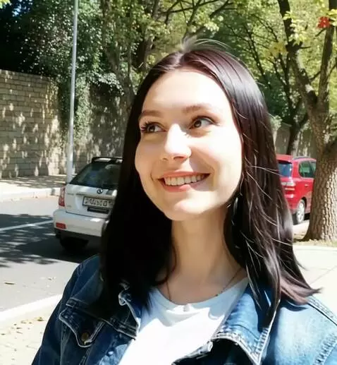 AI Video from prompt: девушка идёт по улице и улыбается