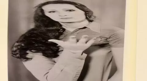 AI Video from prompt: The girl in the photo is smiling and blowing a k