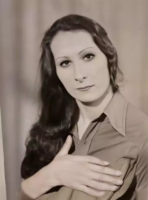 AI Video from prompt: The girl in the photo is smiling and blowing a k