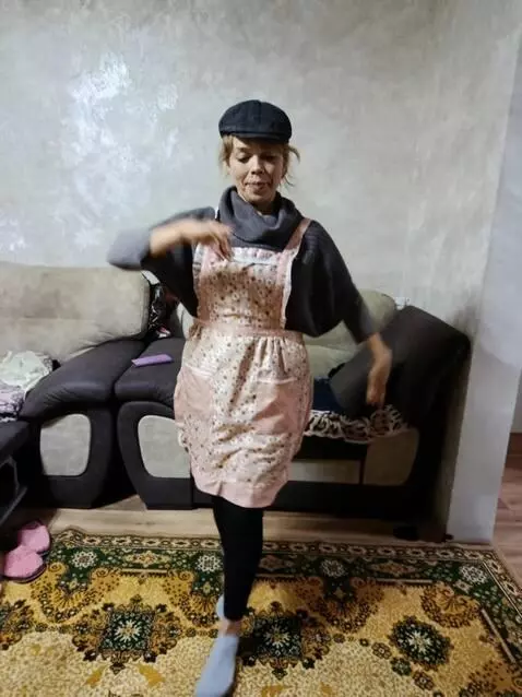 AI Video from prompt: человек на фото танцует чечётку