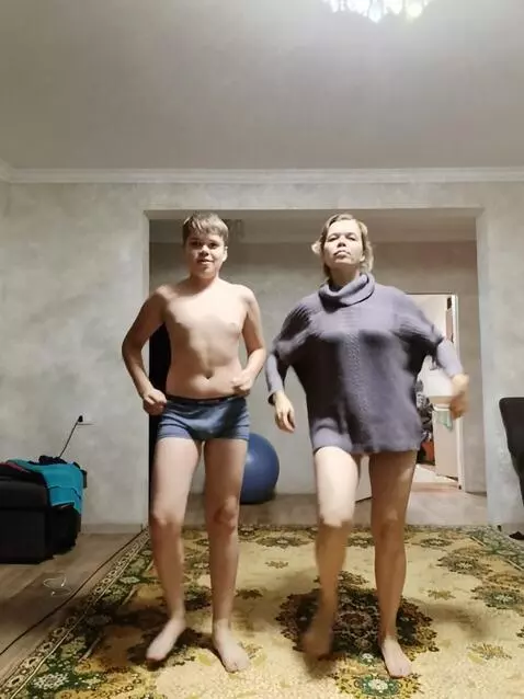 AI Video from prompt: люди на фото танцуют лезгинку