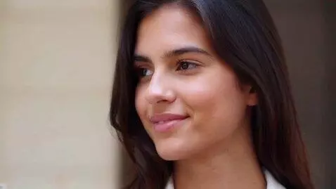 AI Video from prompt: Молодая женщина идёт вперёд, слегка наклонив гол