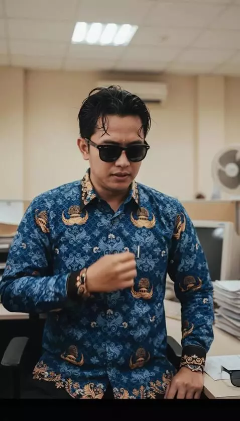 AI Video from prompt: NO TEXT, NO SUBTITLES, NO CAPTIONS, NO ON-SCREEN