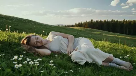 AI Video from prompt: девушка лежит на траве