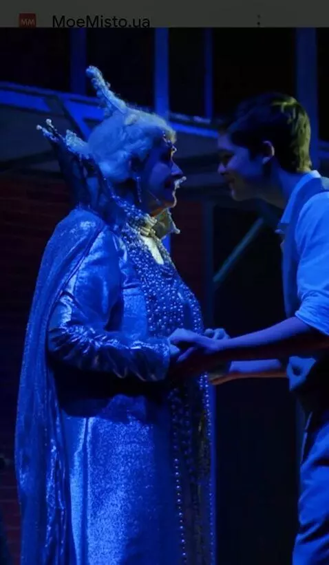 AI Video from prompt: Пожилая снежная королева целуется с юношей в губ