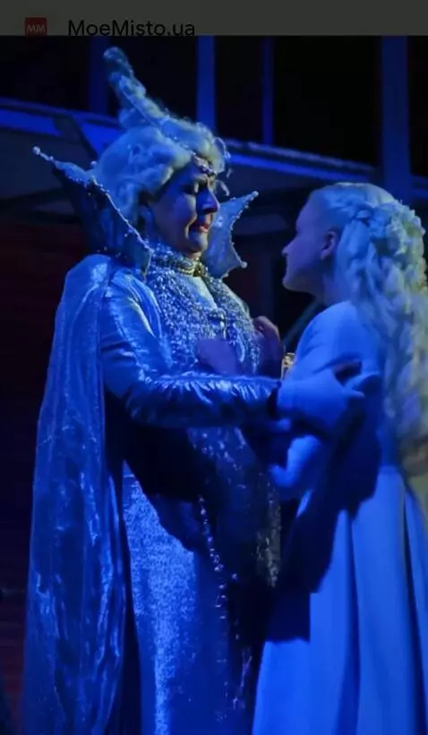 AI Video from prompt: Пожилая снежная королева наклоняется и целуется 