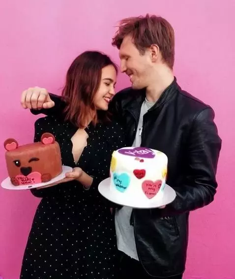 AI Video from prompt: Он её обнимает. Той рукой, в которой нет торта.