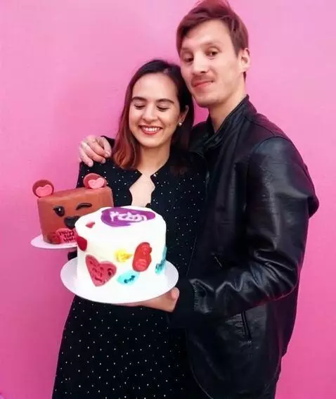 AI Video from prompt: Он её обнимает.