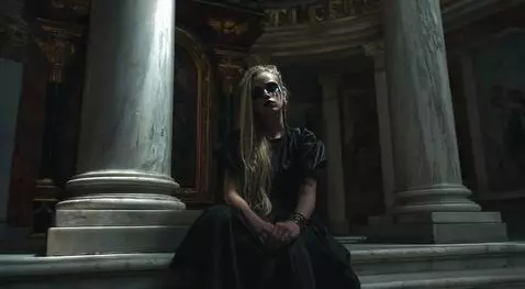 AI Video from prompt: Девушка встаёт и ударом кулака разбивает колонну