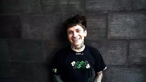 AI Video from prompt: С днем рождения карина !! оставайся такой же вес