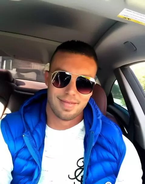 AI Video from prompt: smile and looks away