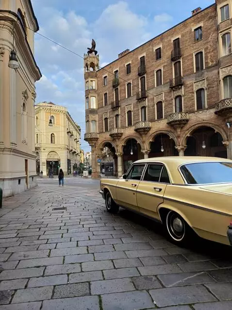 AI Video from prompt: fai comparire nella strada un automobili america