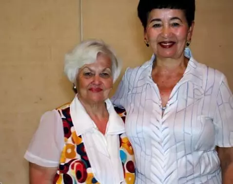 AI Video from prompt: make this woman dancing