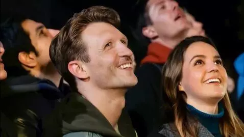 AI Video from prompt: Они смотрят в небо, потом она смотрит на него и 