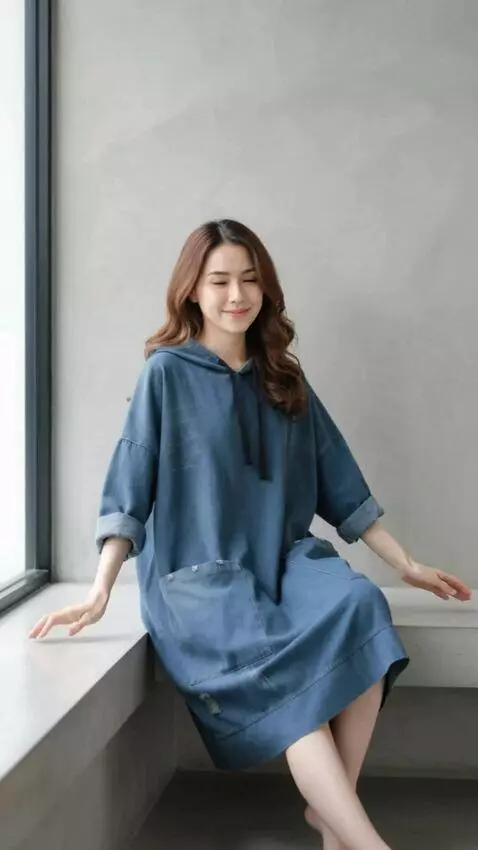 AI Video from prompt: wanita itu berpose dengan gerakan yang natural