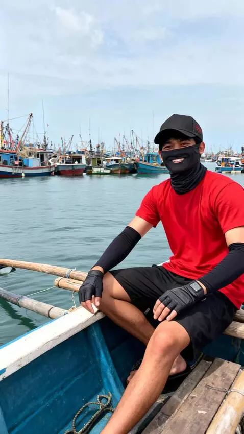 AI Video from prompt: seorang pria tampil bahagia dan ceria melihat ke