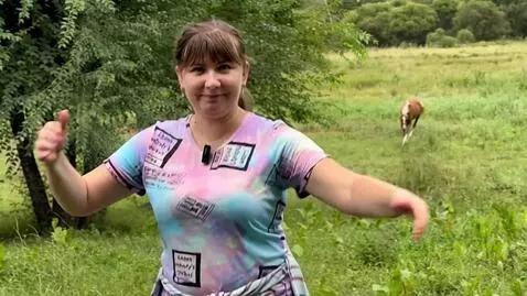 AI Video from prompt: девушка впереди танцует, а лошадь сзади пролетае