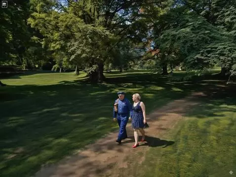 AI Video from prompt: женщина спрашивает у мужчины- А как она в Гвадэл