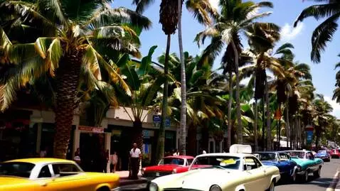 AI Video from prompt: на самой главной улице города курска сделать мно