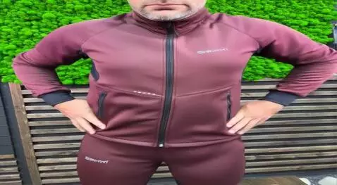 AI Video from prompt: Едет на лыжах коньковых ходом в зимнем лесу