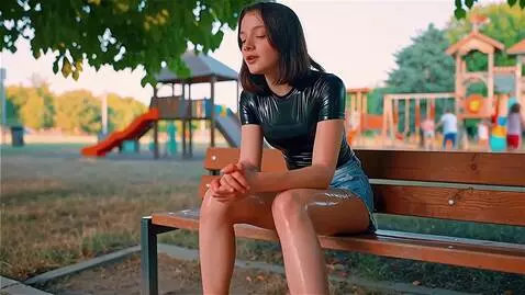 AI Video from prompt: Девушка лет 18 сидит на лавке и черной латексной