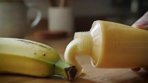 AI Video from prompt: A realistic close-up video, static camera. A yel