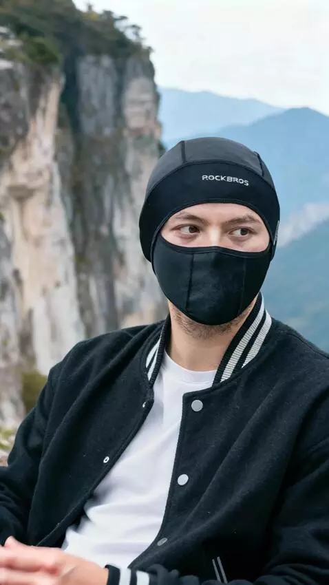 AI Video from prompt: seorang pria melihat kekiri dan kekanan sambil m