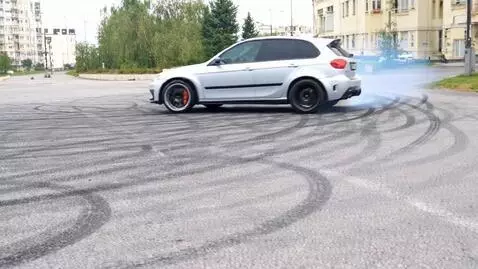 AI Video from prompt: Дрифт автомобиля на повороте