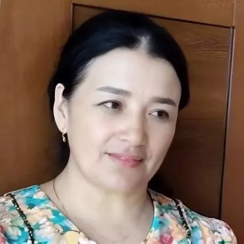 AI Video from prompt: Смотри пряма с улибкое маргни глаза