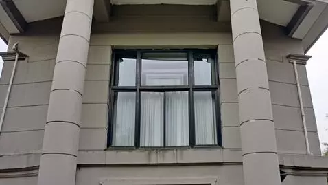 AI Video from prompt: Zoom in on the building