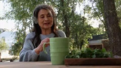 AI Video from prompt: Извивается а потом поворачивается задом