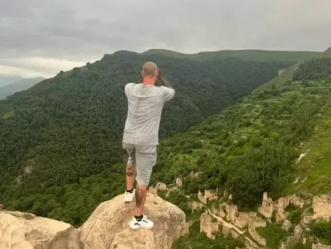 AI Video from prompt: Замазали руками и полетел.