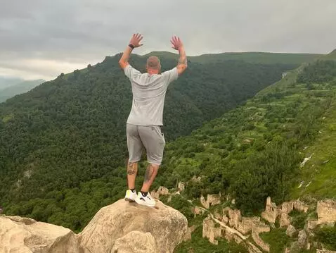 AI Video from prompt: Замахал руками и полетел.