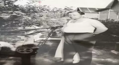 AI Video from prompt: Сделай так чтобы он слегка улыбнулся и показал с