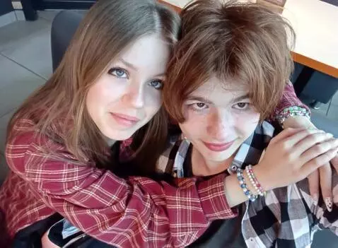 AI Video from prompt: Эта милая парочка влюбленных, они готовы к поцел