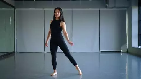 AI Video from prompt: 一个长头发的亚洲少女在跳舞