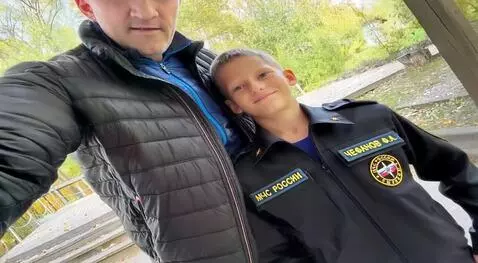 AI Video from prompt: Он становиться самым толстым и идёт в кфс