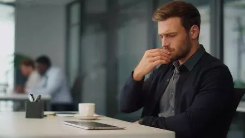 AI Video from prompt: 0:00-0:05 — Крупный план: уставшие глаза офисног